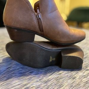 Low heel boots
